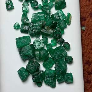 Gema Brillante, Cristal de Esmeralda Natural con Corte Hexagonal, 66.2 Quilates |   Esmeralda Verde en Bruto |   Valle de Swat, Pakistán |   Joyas de Colección - Product Image 3