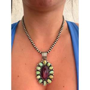 Colgante de Plata de Ley Hecho a Mano por Artesanos Navajo con Incrustaciones de Piedras Múltiples, Destacando una Turquesa Engastada en Bisel como Piedra Principal - Product Image 2