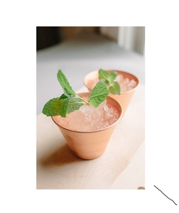 Gobelets à julep en cuivre utilisés pour la présentation de desserts, permettant des idées de présentation créatives lors des événements festifs. - Product Image 3