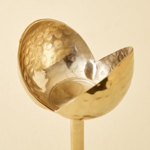 Bougeoir en métal doré parfait pour les espaces confortables inspirés de la campagne Bougeoir en or antique - Product Image 6