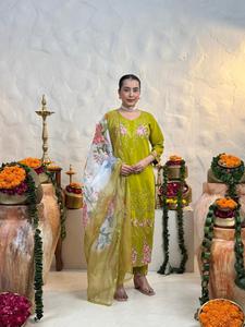 Costume en soie romaine de luxe, tenue élégante de créateur avec des usages multiples pour les fêtes, le bureau, les mariages et les festivals - Product Image 5