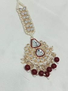 Conjunto de Collar Étnico Chapado en Oro con Detalles de Perlas, Pendientes y Tikka a Juego para Mujer - Product Image 6