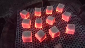 Las briquetas en forma de cubo realzan la esencia deliciosamente llena de sabor de esta experiencia de shisha de lujo. - Product Image 5