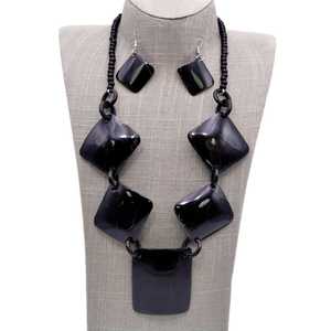 Collier élégant et écologique en corne de buffle avec chaînes dorées et perles, design moderne fait à la main - Product Image 4