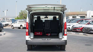 Sedán 2023 Automático con Tracción en las Cuatro Ruedas, Asientos de Cuero, Interior Oscuro, Volante a la Izquierda, Techo Panorámico, Aluminio, 4.5L, 400 CV - Product Image 6