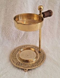 Quemador de incienso de latón bellamente diseñado para Bakhoor y Oud con una base resistente al calor para una experiencia aromática segura - Product Image 4