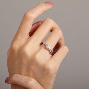 Bague de fiançailles Jeulia inspirée de la tulipe, sertie de diamants ronds - Product Image 5