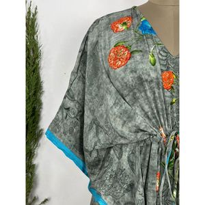 Robe Kaftan Bohème Vintage pour Femme, Longue, en Soie Recyclée, Motif Floral Gardenia, Fluide, Longueur Maxi, Cache-maillot Sari pour la Plage et le Jardinage - Product Image 5