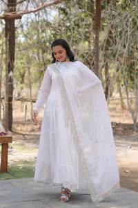 Robe blanche avec dupatta, prête à porter, collection de créateurs indiens, tenue décontractée pour femmes, tenue de soirée, Diwali, Surat, vente en gros, prix bas - Product Image 5