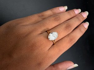 Anillo de Compromiso con Diamante Cultivado en Laboratorio, Corte Ovalado de 2.01 Quilates, Certificado IGI, Diseño Auténtico, Oro Sólido de 18K, Anillo de Boda Fino, Anillo Sello - Product Image 2