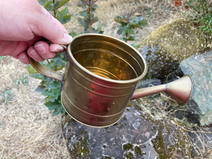 Cannette à eau en métal ergonomique et fonctionnelle, conçue pour une utilisation facile, offrant un flux d'eau fluide pour l'entretien intérieur et extérieur. - Product Image 3