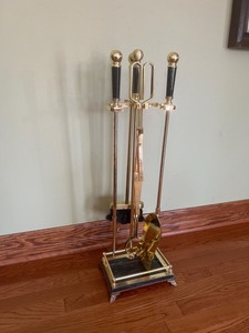 Juego de herramientas de fuego de latón vintage con acabado antiguo y mangos elegantes perfectos para la decoración clásica de la chimenea y el uso tradicional - Product Image 3