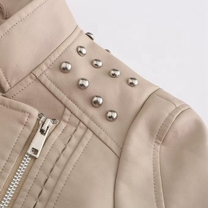 Venta al por mayor de las mujeres de remache tachonado de cuero de imitación de la motocicleta Chaqueta corta de moda Punk Streetwear abrigo OEM - Product Image 5