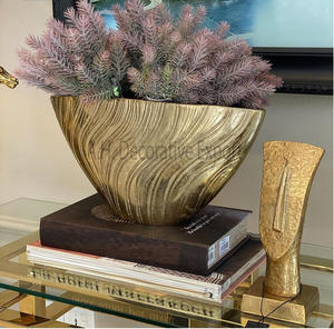 Vase à fleurs élégant de meilleure qualité fait à la main Design Vase à fleurs en aluminium fini or pour pièce maîtresse de table à vendre - Product Image 2