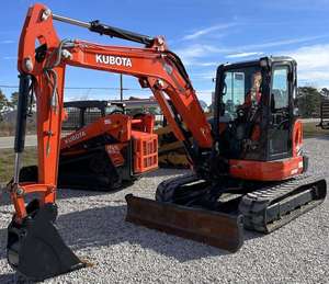 Mini-excavatrice sur chenilles Kubota U55-4 avec cabine fermée, chargeuse-pelleteuse pour la construction et l'agriculture - Product Image 1