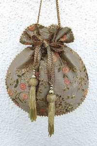 Sac Potli de créateur fait à la main Pochette de mariage indienne avec Zari Work de Ladiesclutches And More - Product Image 5