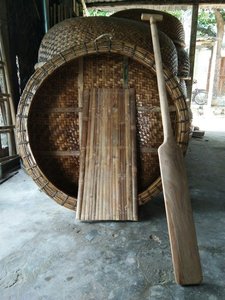 Barco de pesca redondo de bambú, coráculo, vietnamita, natural - Product Image 2