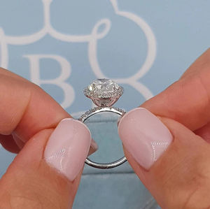 Anillo de compromiso de moissanita de corte ovalado alargado de 3,45 quilates con diseño de HALO y cuatro puntas de garra, joyería de boda elegante - Product Image 5