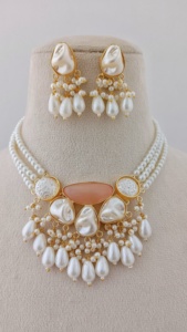 Collier de perles rajnigandha élégance personnalisable serti de disques d'or texturés et de glands de perles pour les mariages - Product Image 2