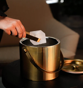 Seau à glace en métal isolé avec poignée ergonomique et pinces. Parfait pour l'accueil, disponible dans notre boutique. - Product Image 6