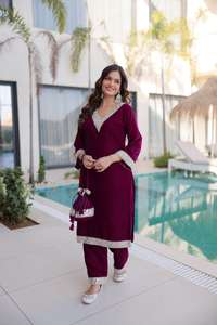 Elegante Kurti de Terciopelo con Bordado Zari, Pantalón con Batwa y Diseño de Cuello Único, Venta al por Mayor de Fábrica - Product Image 3