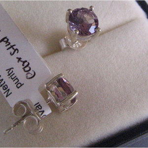 Boucles d'oreilles classiques à clous de 5 mm avec grenat et améthyste, plaquées or et rhodium, pour fiançailles, mariage ou soirée, certifiées IGI - Product Image 1