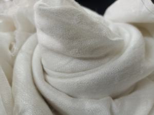 Tissu tissé 100% coton biologique pour l'utilisation dans les vêtements, les artistes textiles, la teinture et les foulards - Absorbant l'humidité, poids moyen - Product Image 2