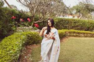 Saree Kota Doriya doux et léger fabriqué en Inde avec chemisier en soie d'art pour filles à usage décontracté disponible à la vente - Product Image 2