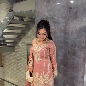 Chinon Soie Lourde Séquence Broderie Travail Top Et Sharara Avec Dentelle Bordure Dupatta Fantaisie Broderie Conception Femmes Ensemble - Product Image 1