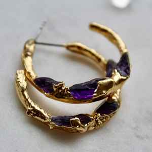 Pendientes de Aro de Amatista en Bruto con Color Morado Natural, Ideales para Joyería Hecha a Mano, Moda y Estilo Único - Product Image 1