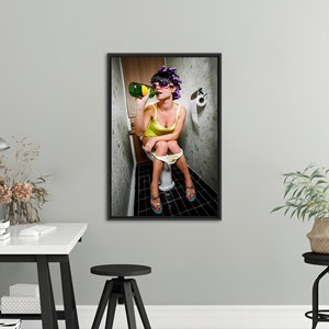 Impression sur toile de fille moderne en train de boire, art mural abstrait pour salle de bain, encadré noir - Product Image 1