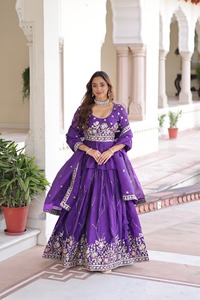 Lehenga Choli Moderno Color Púrpura GOLD CRUSH con Bordado y Lentejuelas, Traje Tradicional Indio para Bodas y Fiestas, Largo Regular, Holgado, para Mujer - Product Image 4
