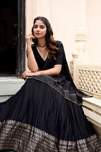 Dupatta Grace Beauty avec bordure Zari complexe et sequins, Lehenga Choli artisanal en viscose à séchage rapide et coupe ample - Product Image 3