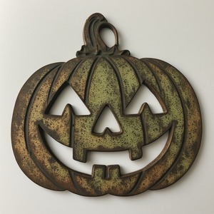 Ornement de croix en tôle de fer artisanal, art de vernis patiné conçu pour améliorer la saison mystique de l'Halloween - Product Image 6