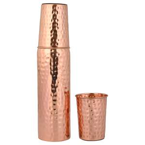 Design martelé |   Bouteille d'eau en cuivre pur de 950 ml, fabriquée à la main, étanche et sans joint, avec 2 verres en cuivre, aux bienfaits ayurvédiques - Product Image 2