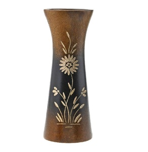 Vase décoratif en bois massif de forme organique, mettant en valeur une texture riche et tourbillonnante, parfait pour un style d'intérieur contemporain. - Product Image 1