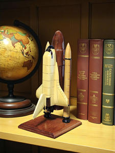 Modelo de Cohete Espacial de Madera a Escala Completa de Fábrica en Vietnam/Madera Maciza de Caoba, Modelos de Cohetes Espaciales de la NASA - Product Image 5