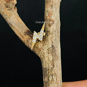 Boucles d'oreilles clous en or massif 14 carats avec diamant naturel en forme de foudre - Cadeau de luxe pour femme - Product Image 3