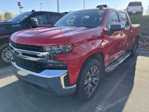 Chevrolet Silverado 1500 4WD Crew Cab 147 LT d'occasion propre, modèle 2020 - Product Image 2