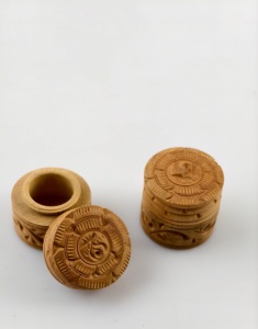 กล่องไม้ใส่ของทำด้วยมือสุดหรูพร้อมดีไซน์ลายฉลุที่ทำจากไม้แกะสลักลายดอกไม้ที่ละเอียดอ่อนเหมาะสำหรับการตกแต่ง - Product Image 3