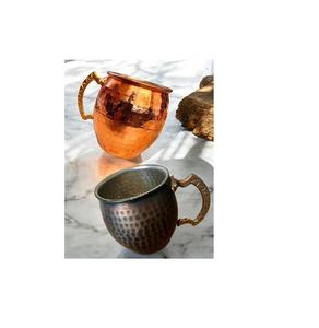 Tazas de mula de cobre de tono cálido con mango esculpido y construcción artesanal diseñada para reuniones con clase o configuraciones de bar - Product Image 4