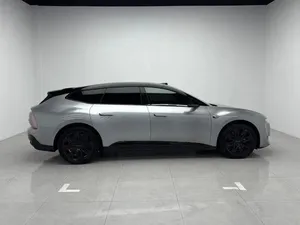 NEAT 2025, E5 100 kWh, faible kilométrage, transmission automatique, toit ouvrant panoramique, éclairage LED, feux diurnes LED - Product Image 3