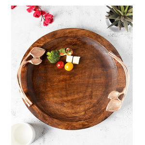 Bandeja hecha de madera y metal con pulido natural y acabado de color blanco Diseño elegante Bandeja para servir alimentos de forma redonda a la venta - Product Image 3