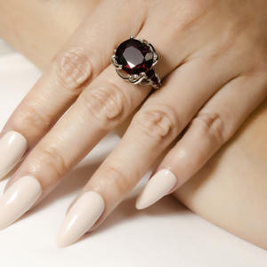 Bague en grenat de luxe beGems, collection Puissance du cœur, en or blanc italien 14K 18K pour femmes - Product Image 2