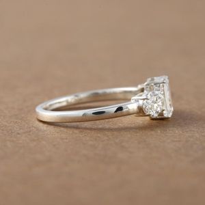 จับภาพความรักที่ยั่งยืนด้วยแหวนหมั้นสามเม็ดเพชรสีขาว14 KT ที่สวยงามของเราสำหรับผู้หญิง - Product Image 5