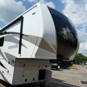 NEATLY USED 2024 Cross Roads RED WOODs 4001 LK Fifth Wheel à vendre pour le camping et les voyages - Product Image 1
