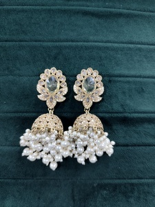 Ensembles de bijoux de boucles d'oreilles Jhumki plaquées ombre Ensemble de boucles d'oreilles en alliage de zinc léger pour un mariage traditionnel à la mode et élégant - Product Image 3