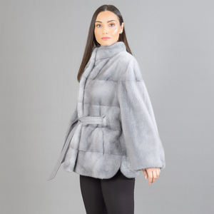 Elegante Chaqueta de Piel de Visón Gris con Cinturón de Cuero - Product Image 3