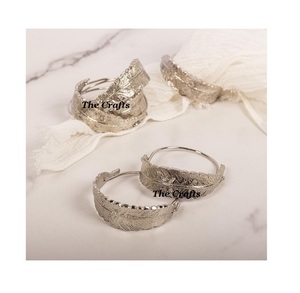 Juego de Cinco Anillos para Servilletas de Aluminio Color Dorado con Diseño de Hoja, para Hogar y Restaurante - Product Image 1