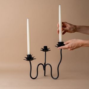 Candélabre rustique en métal noir fabriqué à la main pour la décoration d'événements extérieurs avec une structure en fer durable et une silhouette élégante - Product Image 4